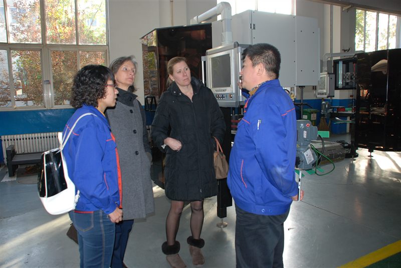 4 合規官（guān）溫妮莎（shā）女士和馬琳女士參觀企業（yè）.JPG