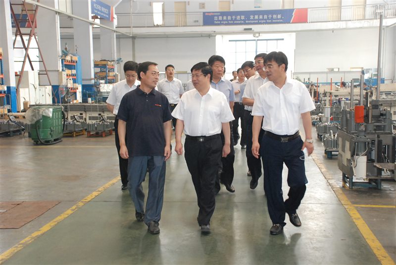 2 徐景顏（中）視察生（shēng）產現場.JPG