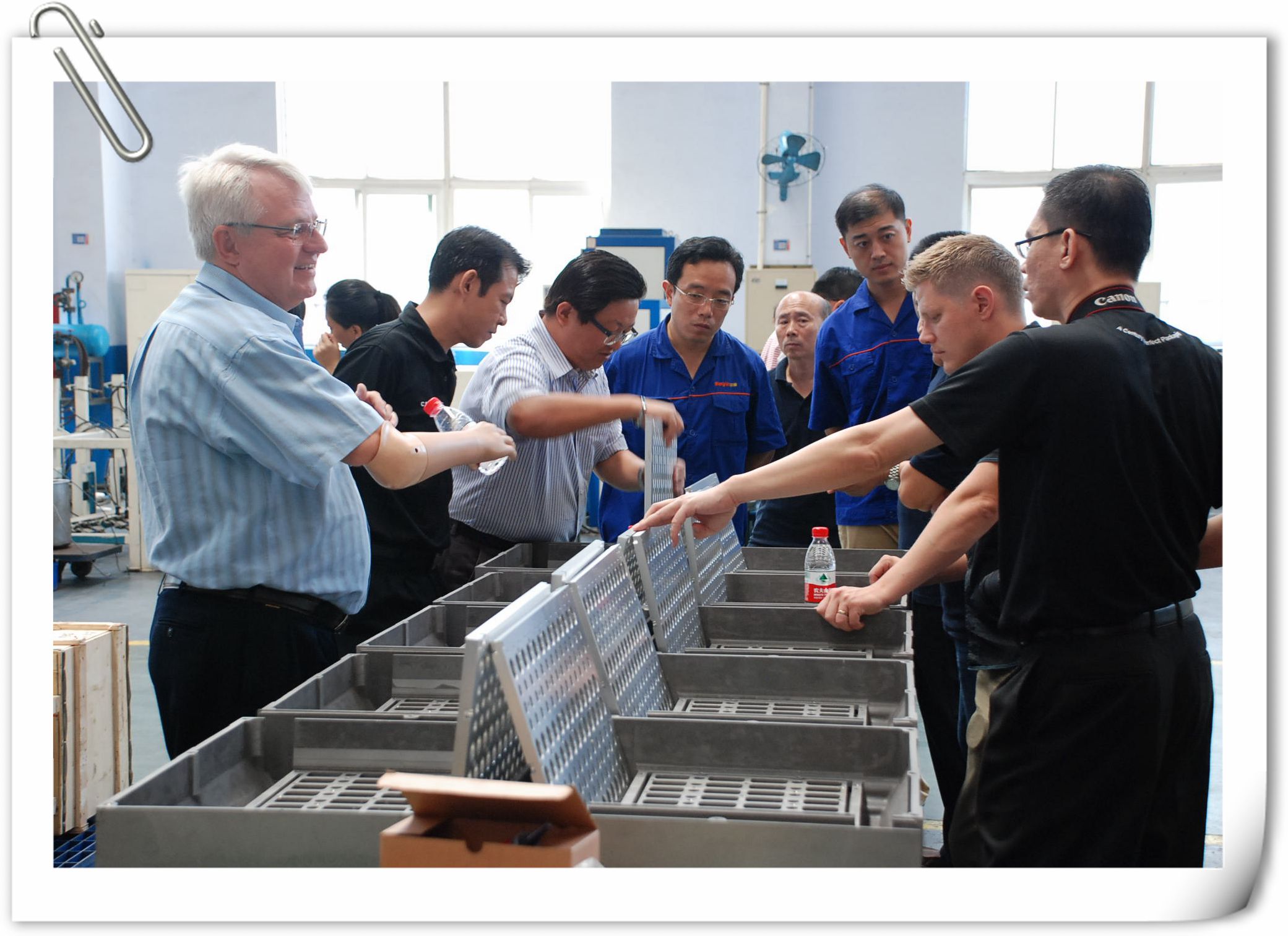 1 歐拉（左一）一行（háng）認真查看零（líng）件加工情況_副本.jpg